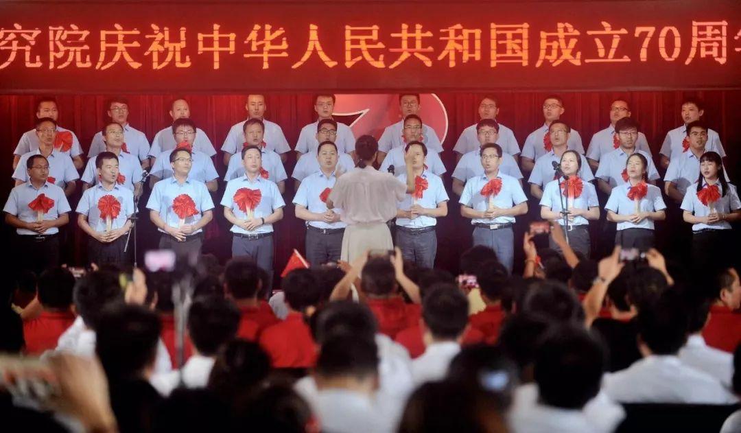 谢楠发文回应网友劝离，笑称吴京有了危机感
